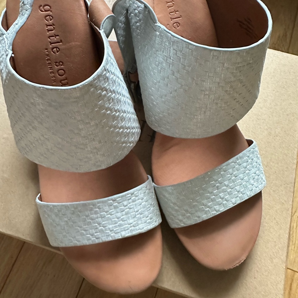 gentle souls size 6 Kenneth Cole silver gray shimmer.
